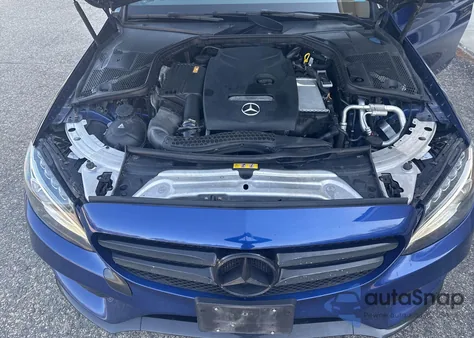 2017 Mercedes-Benz C 300 4Matic z USA, uszkodzony, nr VIN 55SWF4KB2HU206186